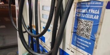 El Gobierno prohibió a estaciones de servicio cobrar con QR cerca de surtidores de combustible