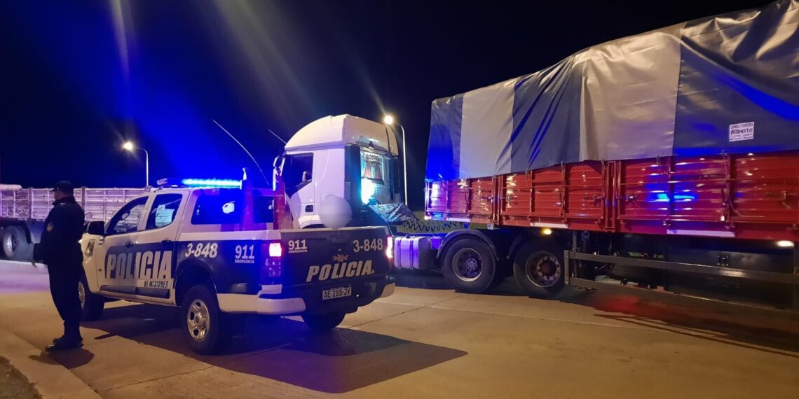 Frenaron el paso de dos camiones con soja en Garupá