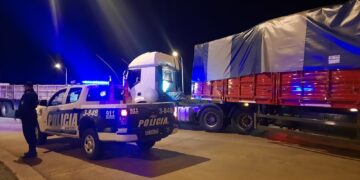 Frenaron el paso de dos camiones con soja en Garupá