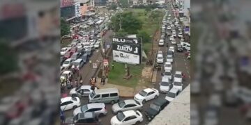 Tránsito caótico y filas paralelas para cruzar desde Encarnación a Posadas