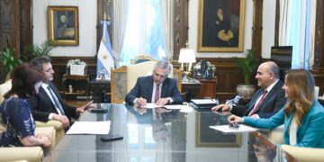El Presidente firmó un decreto para vincular planes sociales con empleo genuino