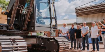 Herrera Ahuad entregó una máquina vial al municipio de Comandante Andresito 
