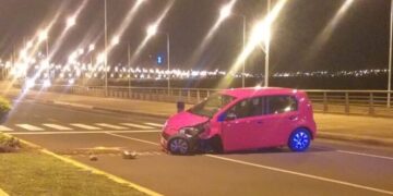 Se durmió al volante y destrozó el auto contra el boulevard de la Costanera