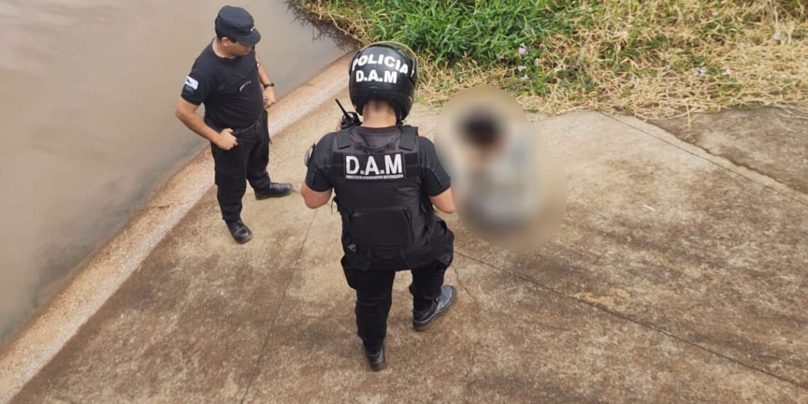 Posadas: intentó arrojarse al río y los policías lo evitaron