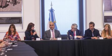 Acordaron un aumento del 20% del salario mínimo en cuatro tramos