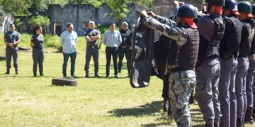Penitenciarios y policías se perfeccionan en uso de escudos