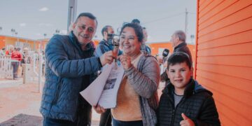 Entregaron de títulos de propiedad en la Chacra 145 y de viviendas sustentables en Itaembé Guazú