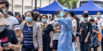 Extendieron los confinamientos en China tras récord de casos diarios de coronavirus