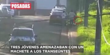 A través de las cámaras del 911 interceptaron a tres jóvenes que amenazaban a transeúntes con un machete