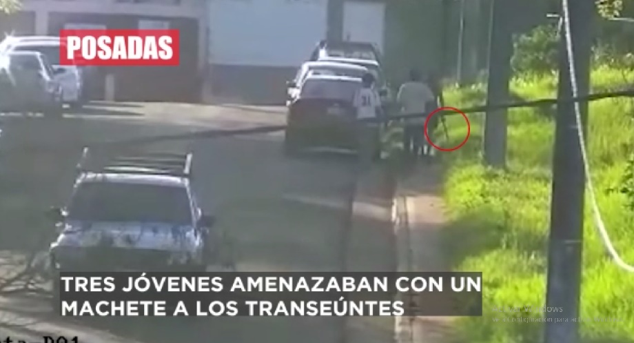 A través de las cámaras del 911 interceptaron a tres jóvenes que amenazaban a transeúntes con un machete