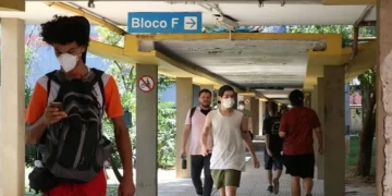 Desde hoy vuelve el barbijo en Brasil: será obligatorio en aviones y aeropuertos
