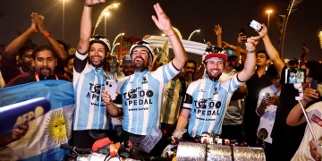 Tres cordobeses llegaron en bicicleta a Qatar para alentar a la Selección argentina