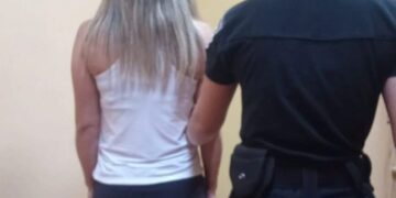 Destrozó a martillazos el auto de su ex y terminó detenida