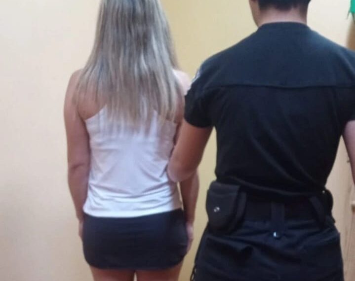 Destrozó a martillazos el auto de su ex y terminó detenida