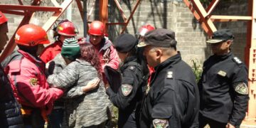 Policías rescataron a un hombre que subió a una torre de 40 metros en Posadas