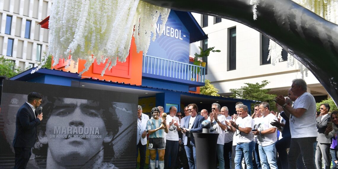 Infantino, Domínguez y Tapia recordaron a Maradona en el segundo aniversario de su muerte