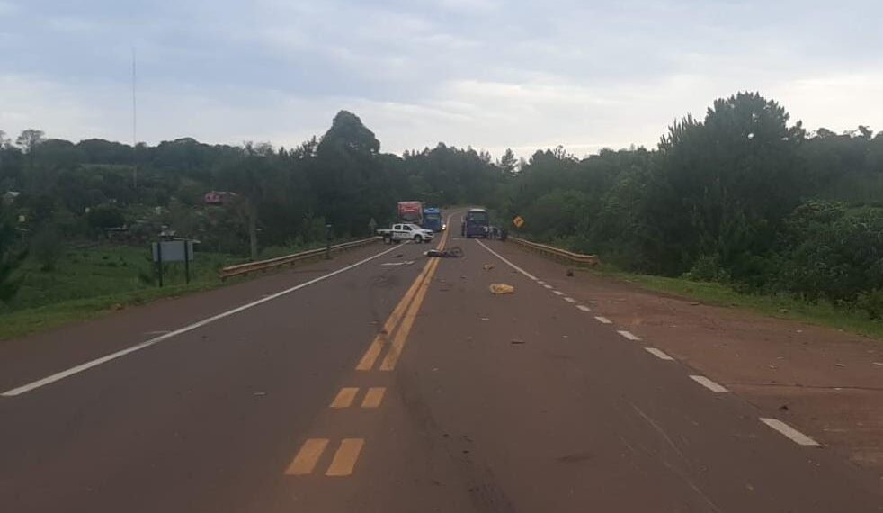 Un motociclista falleció al colisionar contra un colectivo en la Ruta 14