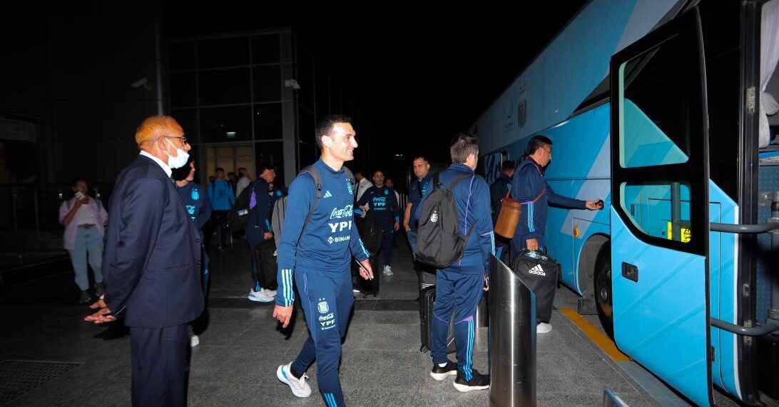 Scaloni y Armani arribaron a Abu Dhabi a la espera del resto del plantel argentino