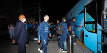 Scaloni y Armani arribaron a Abu Dhabi a la espera del resto del plantel argentino