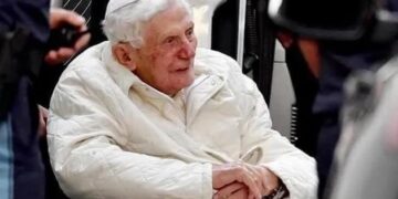 Benedicto XVI sigue grave: el Vaticano ya prepara su funeral