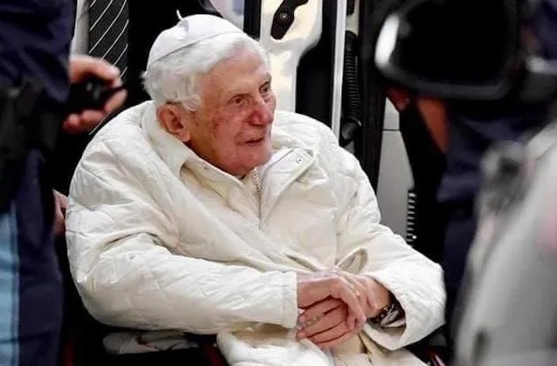 Benedicto XVI sigue grave: el Vaticano ya prepara su funeral