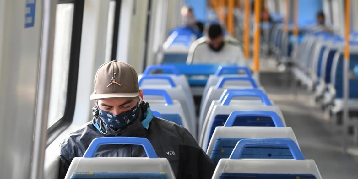 Por la suba de casos de Covid, recomiendan el uso de barbijos en el transporte público