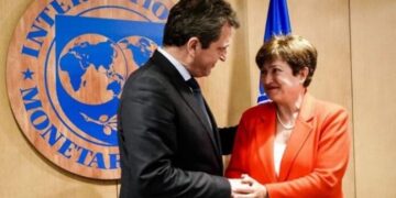 El FMI aprobó la tercera revisión del acuerdo: esperan la llegada de casi US$ 6.000 millones 
