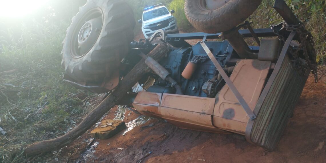 Falleció un joven al volcar con un tractor en Puerto Esperanza