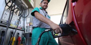 Analizan una posible baja en el precio del combustible para enero