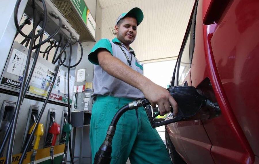 Analizan una posible baja en el precio del combustible para enero