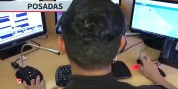 Un operador bilingüe del 911 solucionó un conflicto entre turista australiano y un comerciante