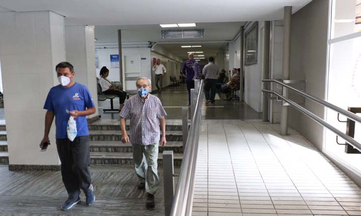 Recuerdan a trabajadores y pacientes que el uso del barbijo sigue siendo obligatorio en los hospitales