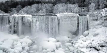 Las impactantes imágenes de las Cataratas del Niágara congeladas