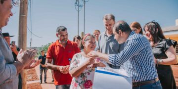 Herrera Ahuad inauguró un nuevo sistema de videovigilancia y entregó viviendas