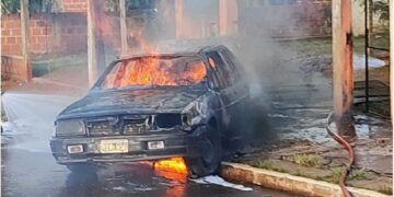 Se incendió un auto que trasladaba combustible de manera ilegal