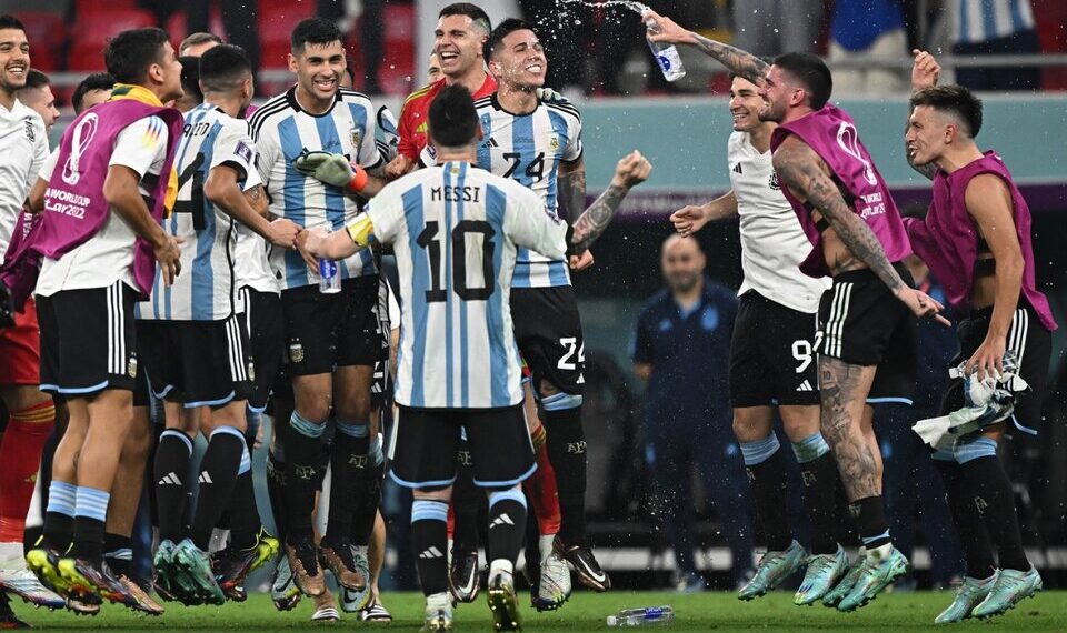 Argentina le ganó 2 a 1 a Australia y está en cuartos de final del Mundial: se enfrentará a Países Bajos