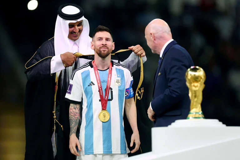 Ofrecieron una millonaria cifra por la túnica que utilizó Lionel Messi al levantar la Copa del Mundo