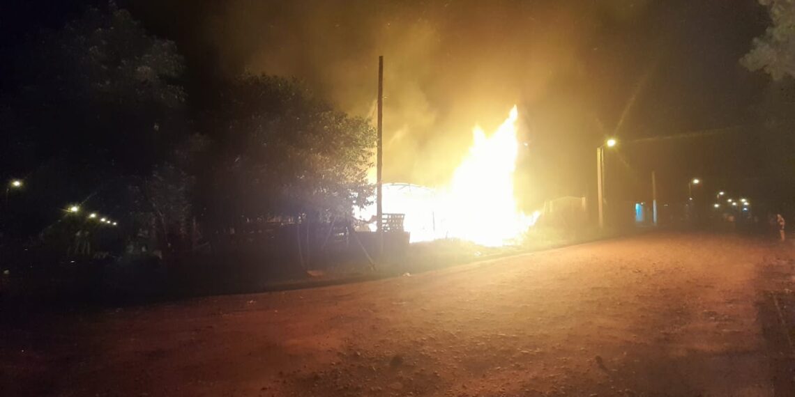 La Policía detuvo a un hombre acusado de incendiar su vivienda: la esposa e hijos estaban en el interior del inmueble