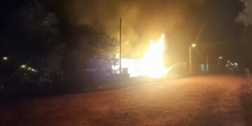 La Policía detuvo a un hombre acusado de incendiar su vivienda: la esposa e hijos estaban en el interior del inmueble