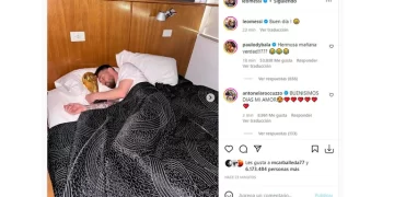 La foto de Lionel Messi durmiendo con la Copa del Mundo, tras su llegada a la Argentina
