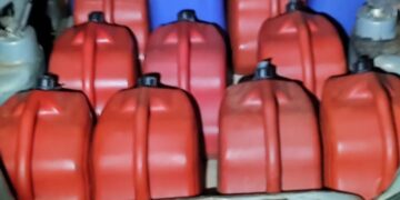 En una persecución incautaron un automóvil repleto de bidones con combustibles de contrabando en Iguazú