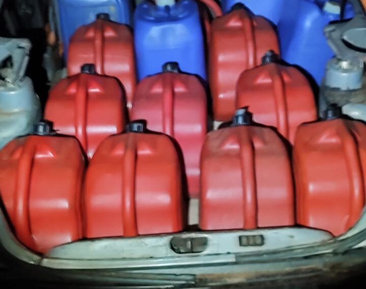 En una persecución incautaron un automóvil repleto de bidones con combustibles de contrabando en Iguazú