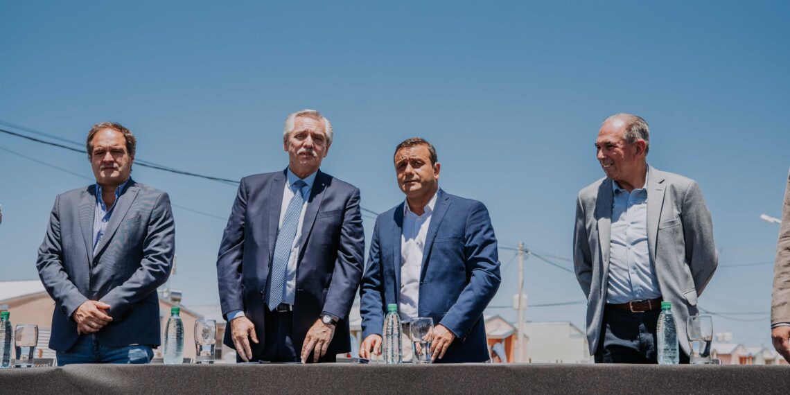 Herrera Ahuad y Alberto Fernández entregaron viviendas en Itaembé Guazú