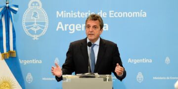 Tras el anuncio de la recompra de deuda,  volvió a caer el riesgo país y acumula una baja de 651 puntos durante la  gestión de Sergio Massa