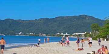 Identifican la causa del brote de gastroenteritis en playas de Florianópolis y crecen los casos