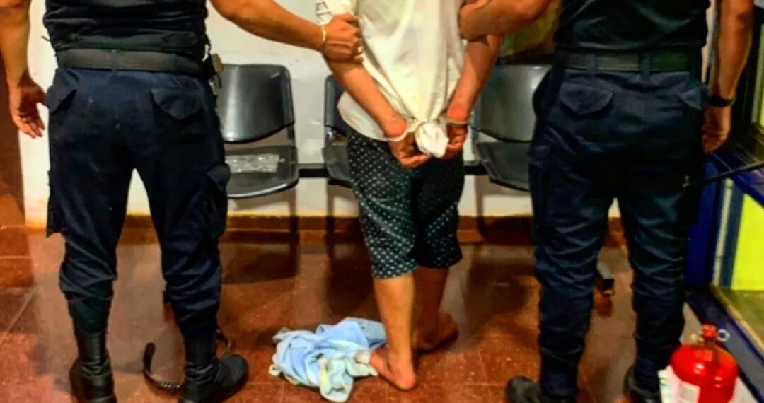Efectuaba disparos en la vía pública y llevaba casi medio kilo de marihuana oculto entre sus prendas: quedó detenido