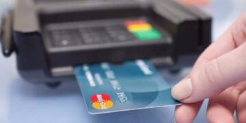 Crece el uso de tarjetas de crédito para las compras en pesos