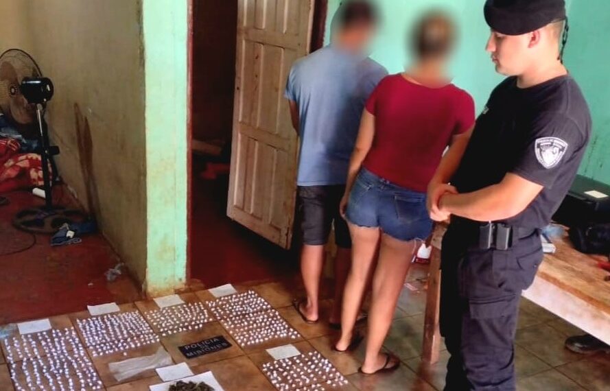Detuvieron a una pareja con casi 800 dosis de cocaína y marihuana