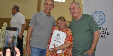 Oberá: El Gobierno entregó títulos de propiedad a familias de 100 hectáreas