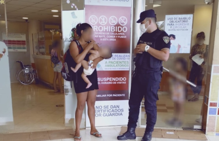 Policías reanimaron a un bebé que presentaba dificultades respiratorias
